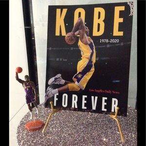 Kobe Bryant Magazine With Figure
